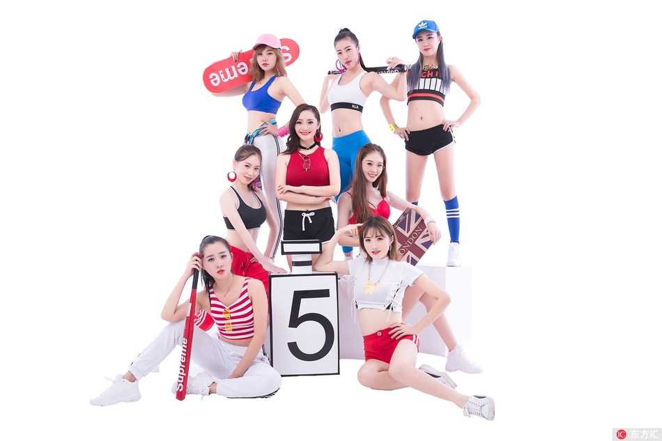 八一女篮宝贝深秋绽放:小蛮腰大长腿演绎赛场柔情 女孩们坐在地板上,双手自然搭在膝盖上,身体微微后仰,这个姿势让她们平坦的小腹和腰部曲线更加醒目,脸上洋溢的笑容比摄影棚的灯光还要温暖。