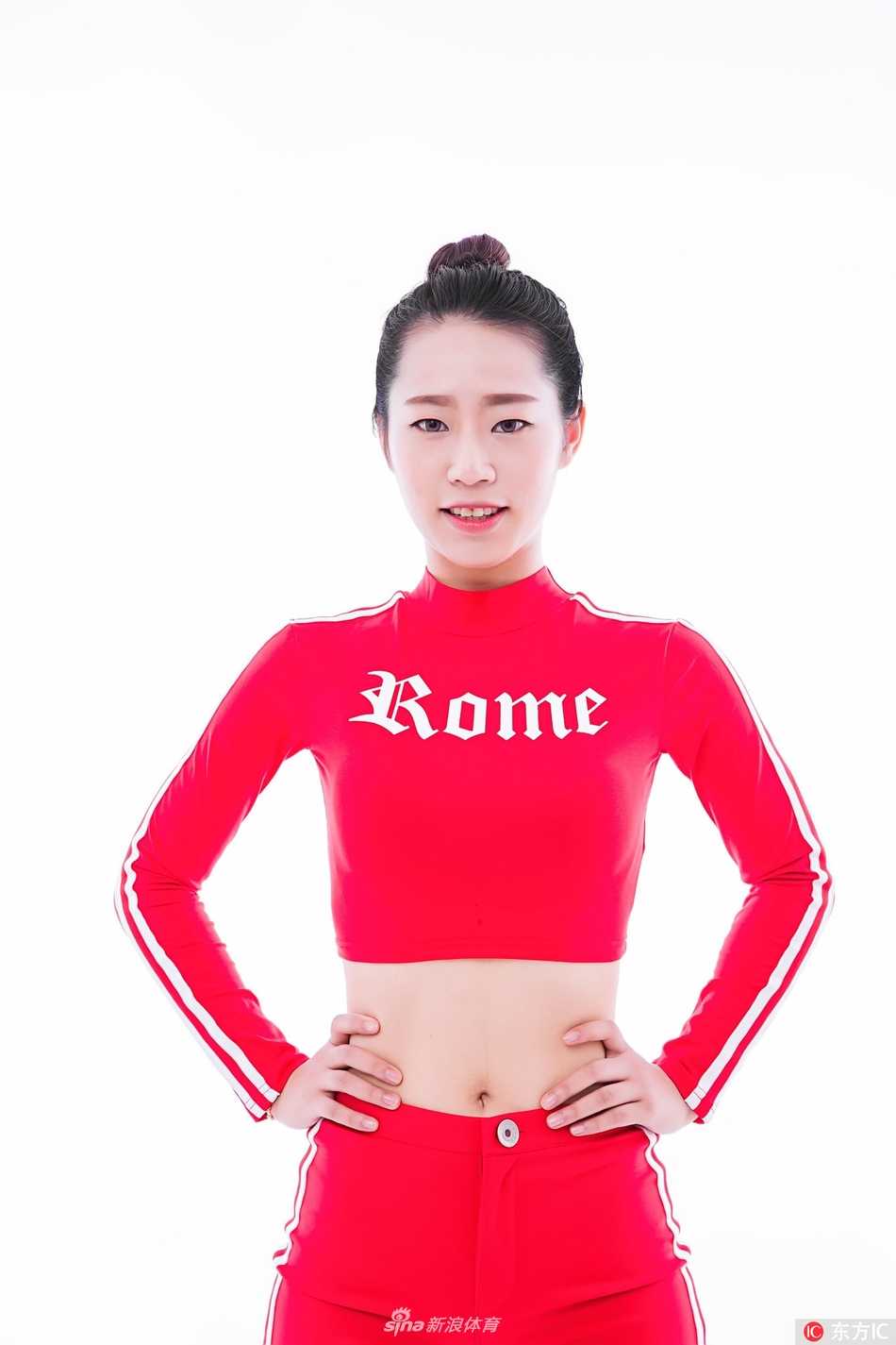 八一女篮宝贝深秋绽放:小蛮腰大长腿演绎赛场柔情 一位宝贝单手叉腰,身体曲线呈现出完美的S形,紧身的衣料反射着摄影棚的灯光,凸显出她经过长期训练才拥有的紧致肌肉线条,既有女性的柔美,又不失运动的力量感。