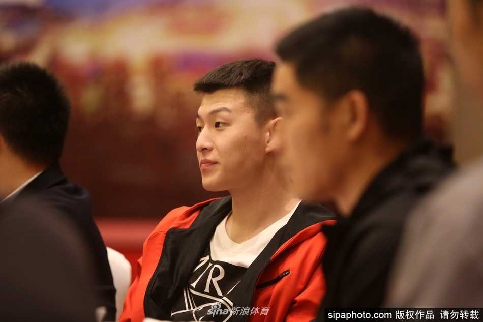 八一富邦双鹿男篮落户宁波北仑 新主场扬帆起航 尽管场下气氛轻松,但球员们坚毅的眼神中透露出对新赛季挑战的渴望。镜头捕捉到了年轻球员付豪与队友交流的瞬间,青春的面庞上写着无畏。