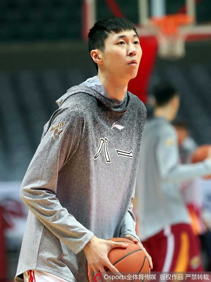 八一男篮备战新赛季,王治郅训练场亲授绝技力扛内线大旗 王治郅在训练中客串防守球员,用身体对抗帮助年轻队员模拟实战强度