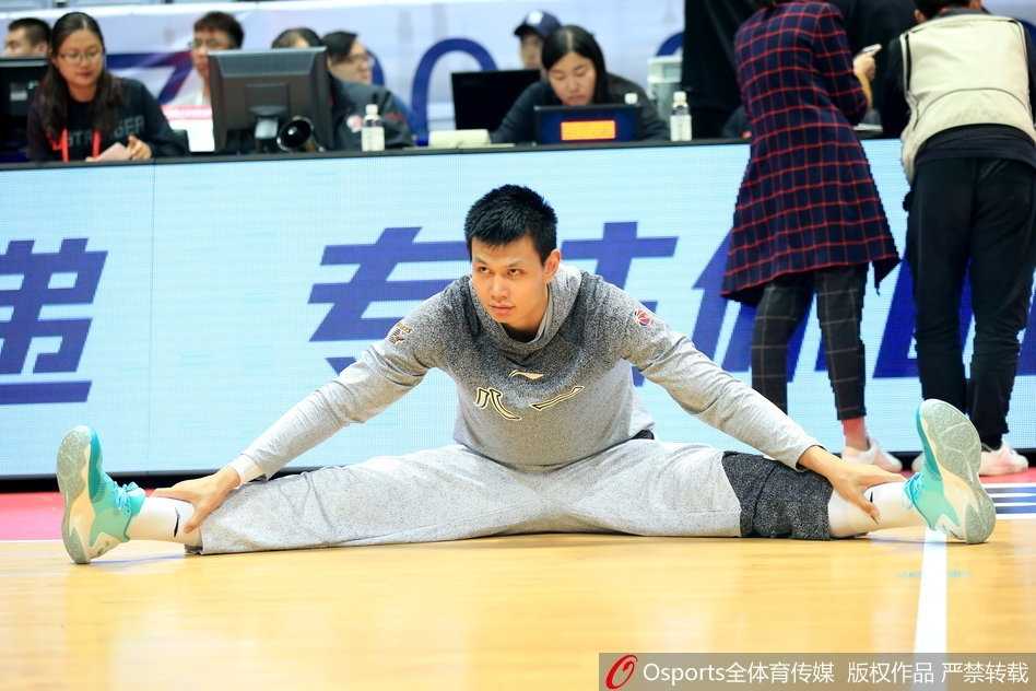 八一男篮备战新赛季,王治郅训练场亲授绝技力扛内线大旗 王治郅身披训练服,神情专注地观察着场上的训练情况,仿佛重回球员时代