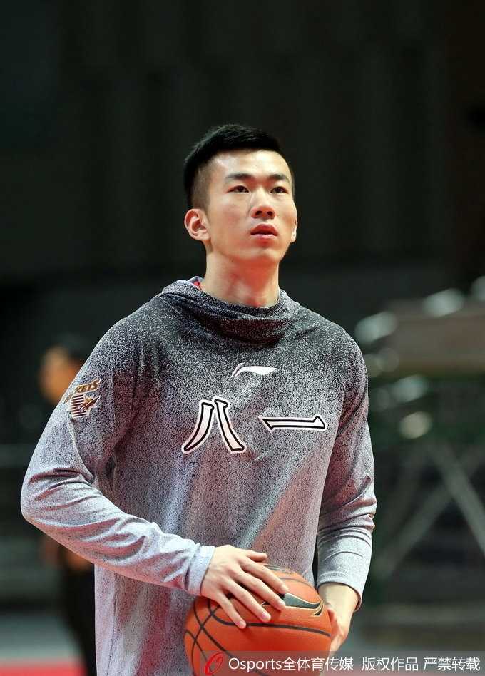 八一男篮备战新赛季,王治郅训练场亲授绝技力扛内线大旗 训练结束后,王治郅与队友们击掌鼓劲,掌心相击间传递着团队的信任