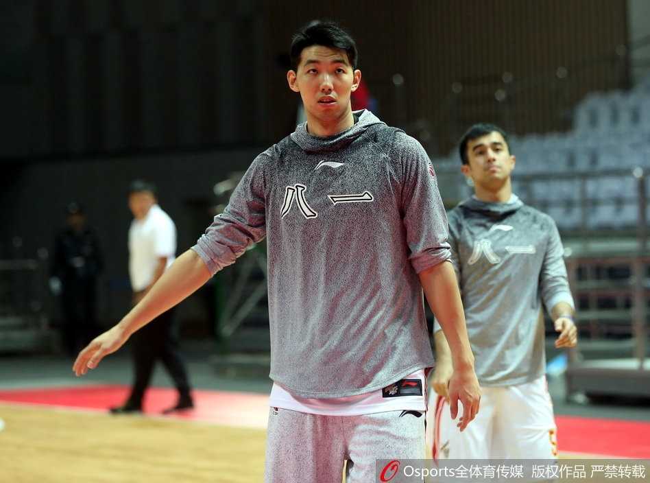 八一男篮备战新赛季,王治郅训练场亲授绝技力扛内线大旗 训练中的王治郅亲自持球背打,向年轻队员展示教科书般的篮下技术