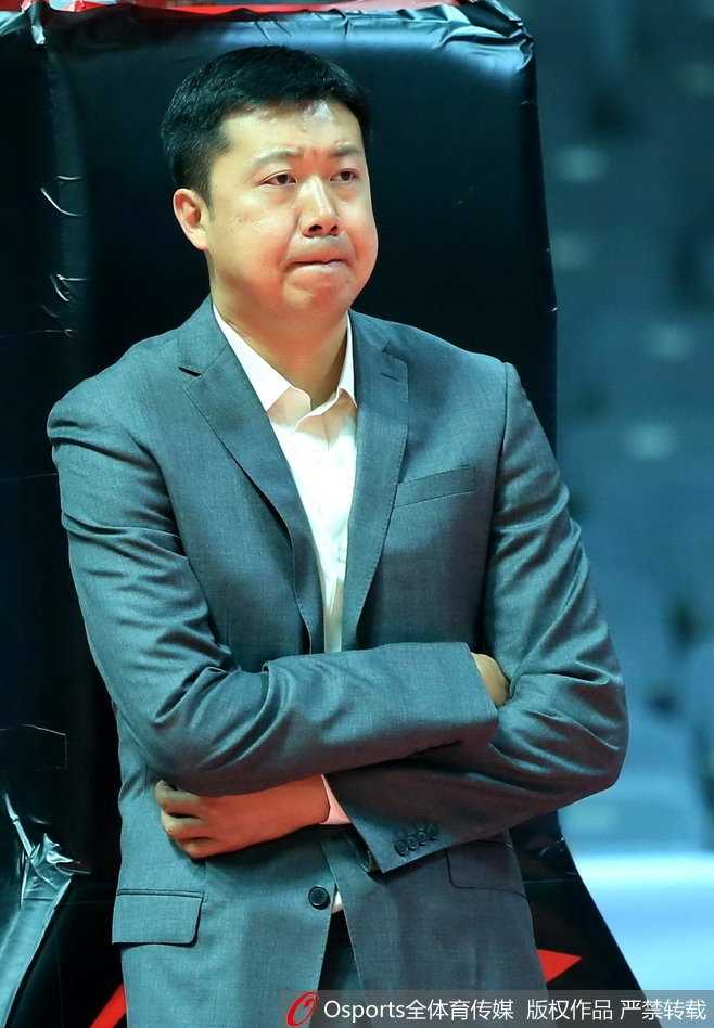 八一男篮备战新赛季,王治郅训练场亲授绝技力扛内线大旗 王治郅耐心地为八一队内线球员拆解篮下脚步动作,眼神中满是期望