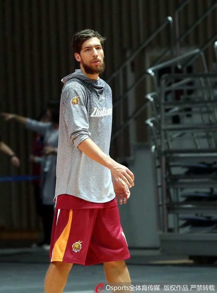 八一男篮备战新赛季,王治郅训练场亲授绝技力扛内线大旗 夕阳余晖洒在空荡的球场,王治郅独自加练投篮,高大背影写满对赛场的眷恋