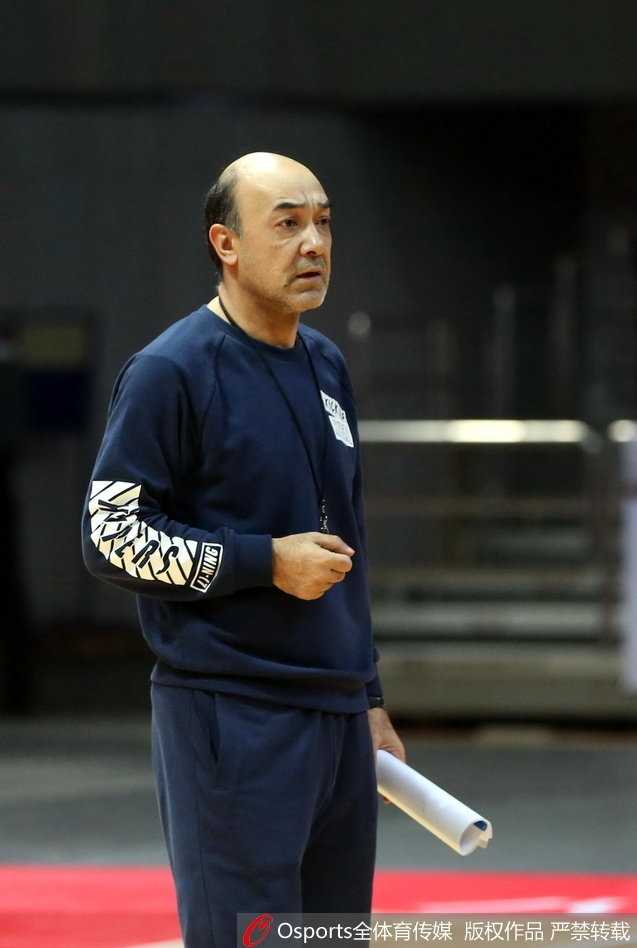 八一男篮新周期蓄力起航,王治郅身披教练战袍督训传薪火 在一堂战术板推演课上,王治郅手持战术笔,在密密麻麻的标记上划出进攻路线,围绕在他身边的许钟豪等内线球员伸长脖子,听得聚精会神。