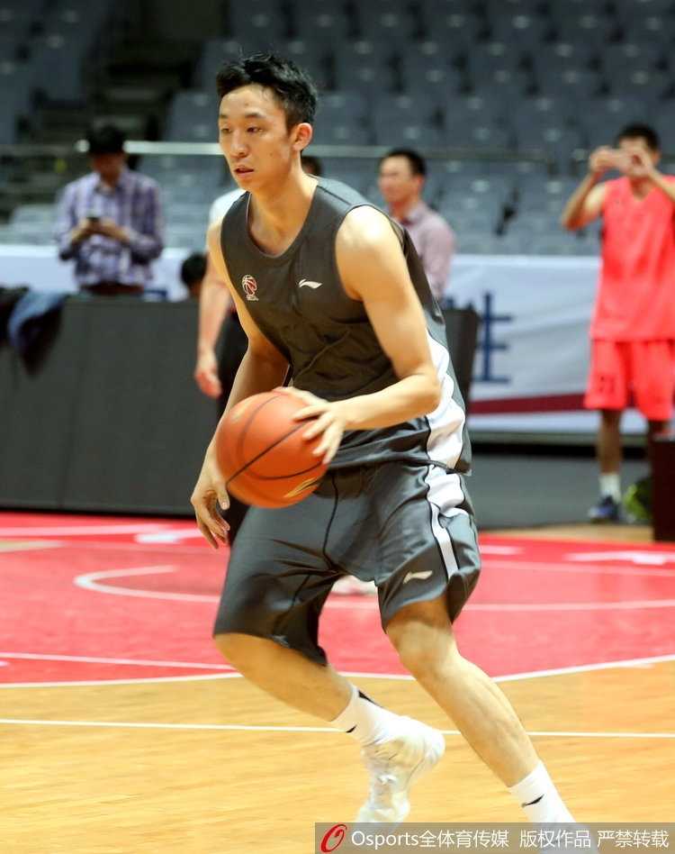 八一男篮新周期蓄力起航,王治郅身披教练战袍督训传薪火 训练场上的王治郅终于露出一丝微笑,他正与一位年轻球员轻松交流,似乎在用自己特有的方式缓解弟子面对高强度集训时的紧张情绪。