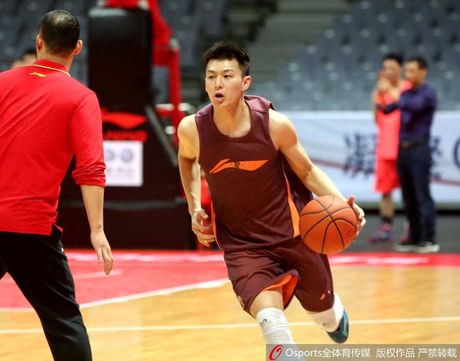八一男篮新周期蓄力起航,王治郅身披教练战袍督训传薪火 王治郅在训练场上亲自持球背打,他的姿态依旧标准,利用标志性的梦幻脚步晃开防守,仿佛让人看到了当年那个无所不能的追风少年。