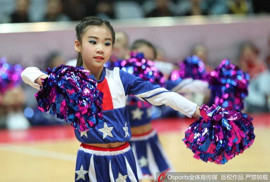 八一篮球小将萌动赛场 活力宝贝诠释篮球未来 两个小宝贝在休息间隙紧紧抱在一起,脸上带着天真的笑容,身后的赛场大屏幕映衬出她们欢快的身影