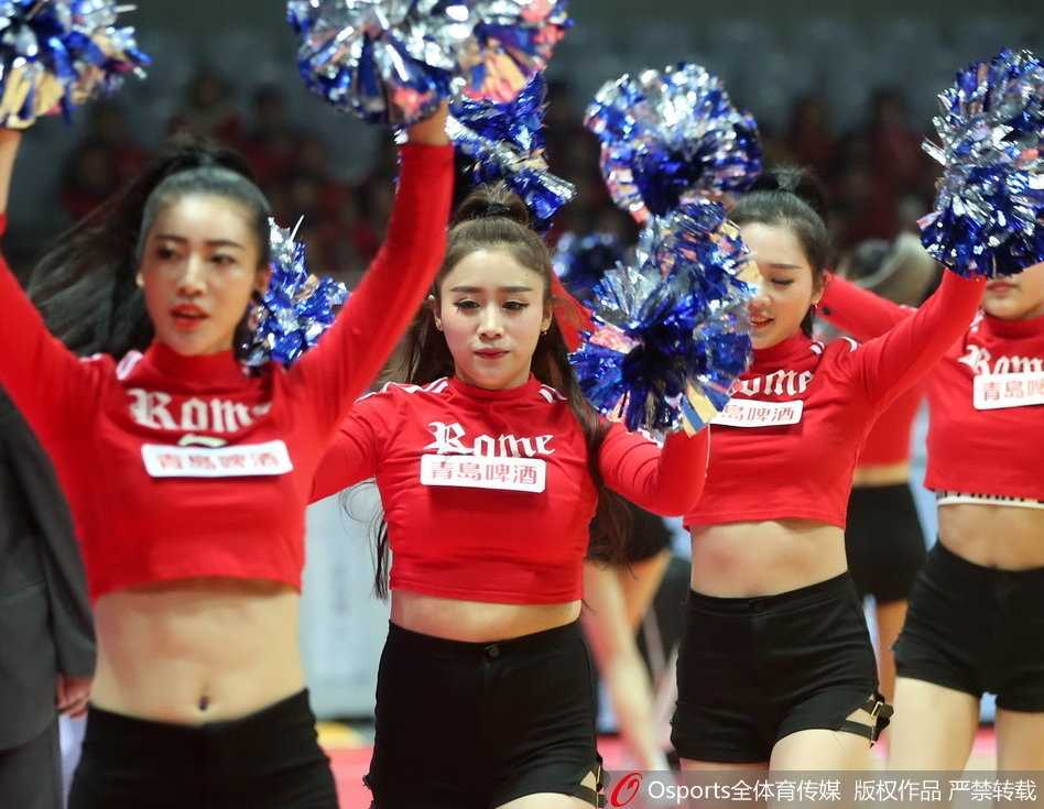 八一篮球小将萌动赛场 活力宝贝诠释篮球未来 一名小宝贝拿着比自己小脸还大的迷你篮球,模仿着场上运动员的动作准备投篮,样子十分俏皮可爱