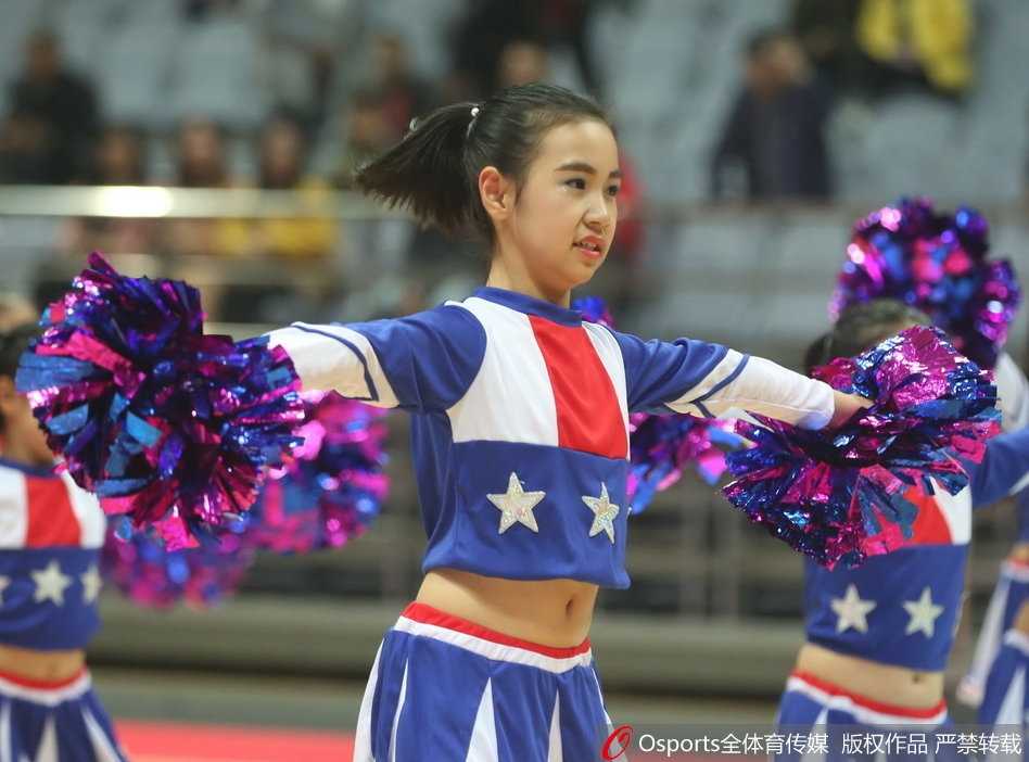 八一篮球小将萌动赛场 活力宝贝诠释篮球未来 中场休息时,几个小宝贝围在一起分享零食,互相擦拭汗水,纯真的友谊在共同助威的过程中悄然生长