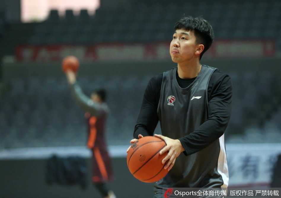 八一赛前训练阿尔斯兰心情大好,刷票流言无碍备战 阿尔斯兰认真聆听主教练阿的江布置战术,不时点头回应,师徒交流默契