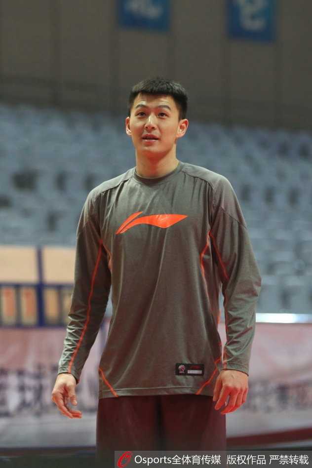 八一赛前训练阿尔斯兰心情大好,刷票流言无碍备战 阿尔斯兰在底角稳稳出手三分,球在空中划过完美弧线,队友们在一旁关注