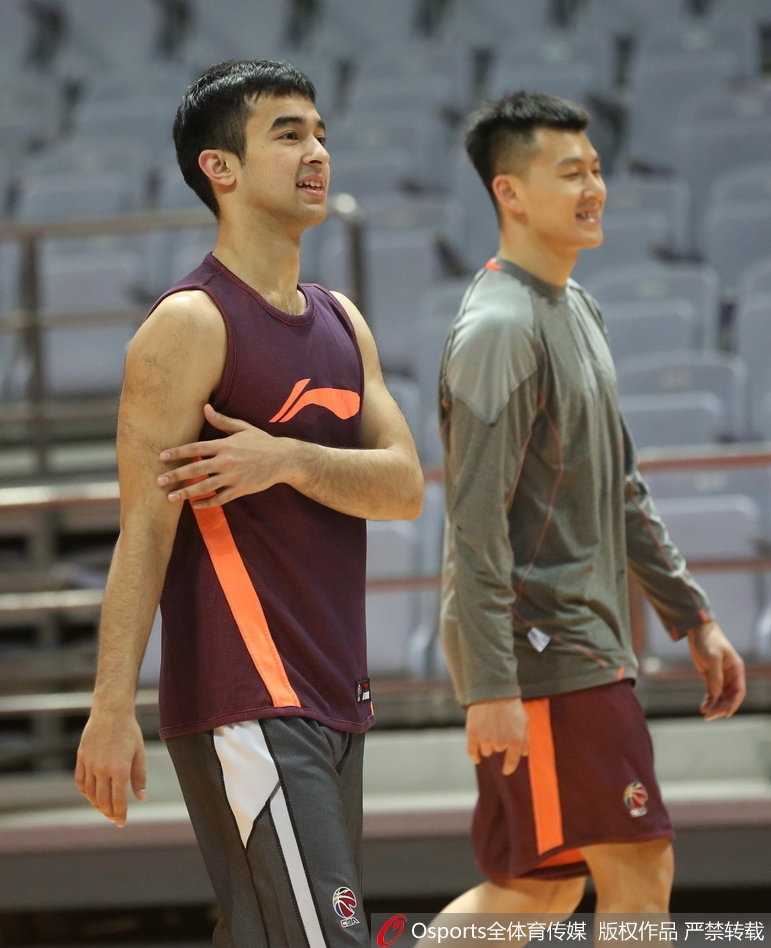 八一连夜备战京城德比 王治郅尤纳斯场边追忆08奥运峥嵘 王治郅与恩师尤纳斯在赛前训练场边相遇,两人紧握双手,大郅面带谦逊微笑,尤纳斯则眼神关切,仿佛在进行一场无声的战术交流,周围队友纷纷侧目,画面充满温情与敬意。