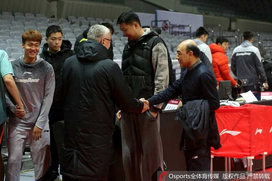 八一连夜备战京城德比 王治郅尤纳斯场边追忆08奥运峥嵘 尤纳斯准备离开训练场时,回头望向正在指挥训练的王治郅,眼中充满欣慰与期许,仿佛在看着自己最得意的作品。场边的灯光将两人的影子拉得很长很长。