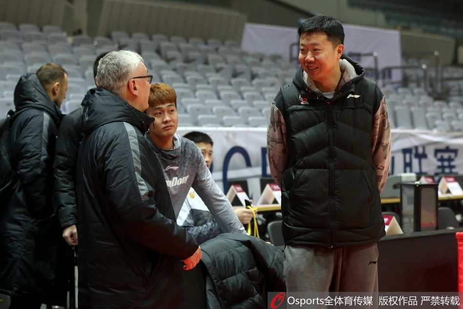 八一连夜备战京城德比 王治郅尤纳斯场边追忆08奥运峥嵘 八一队后卫球员在场上进行高强度折返跑,脚下的地板被鞋底摩擦得吱吱作响,体能教练手持秒表大声读秒,空气中弥漫着紧张而专注的训练气息。