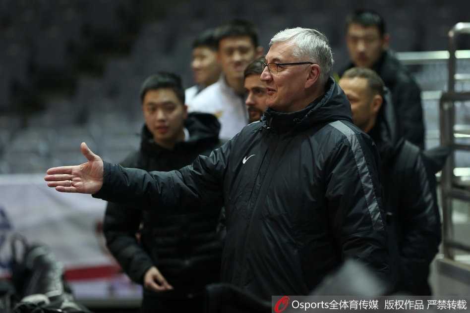 八一连夜备战京城德比 王治郅尤纳斯场边追忆08奥运峥嵘 王治郅身穿黑色训练服,神情专注地给八一队年轻中锋讲解跑位路线,他用修长的手臂在空中划出战术弧线,年轻球员频频点头,眼神中透露出渴望进步的决心。