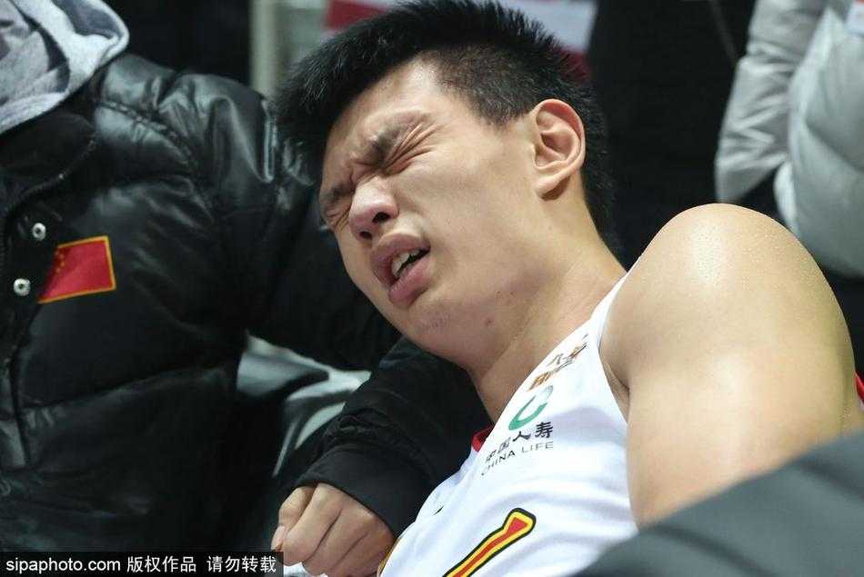 在队友和工作人员的围绕下，许钟豪最终被搀扶离场，他低着头步伐踉跄，留下一个落寞的背影，宣告着赛季的终结。