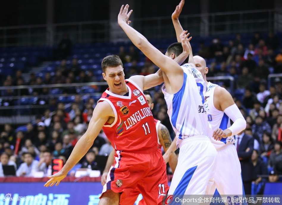 兰佩首秀统治内线 青岛狂胜广州止八连败 张骋宇运球突破防线,眼神坚定直指篮筐,他用犀利的切入和精准的中投为青岛队提供了持续的火力输出。