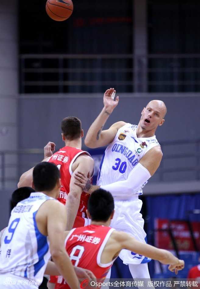 兰佩首秀统治内线 青岛狂胜广州止八连败 兰佩在青岛队首秀中高高跃起,以一记势大力沉的单手劈扣宣告王者归来,整个球馆为之沸腾。