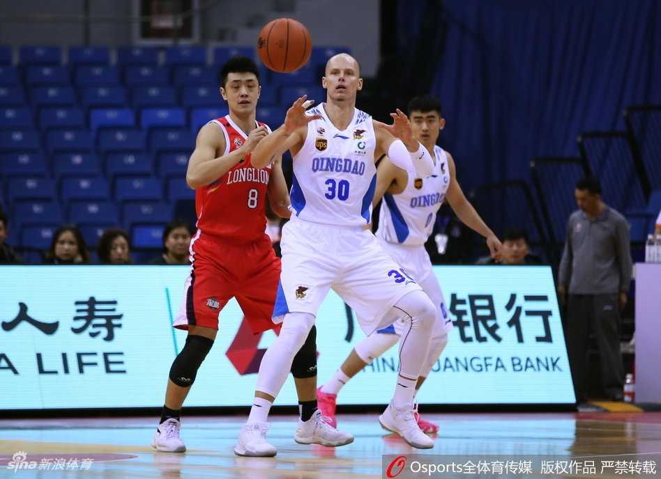 兰佩首秀统治内线 青岛狂胜广州止八连败 刘书楠在空中对抗后稳稳将球放入篮筐,他用强硬的表现为青岛队锋线注入活力,全场贡献14分展现了本土球员的担当。