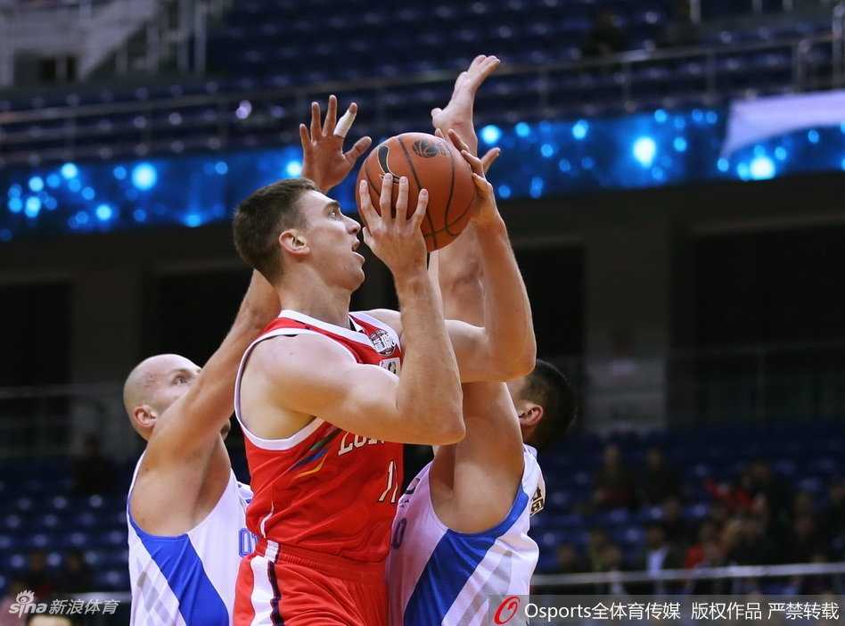 兰佩首秀统治内线 青岛狂胜广州止八连败 高尚在底角冷静出手,皮球稳稳命中靶心,作为国内球员尖兵他全场贡献16分,用一次次精准的投篮为球队提供强大支援。