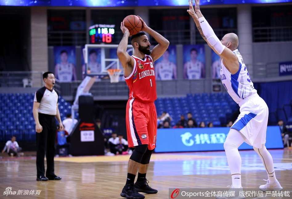 兰佩首秀统治内线 青岛狂胜广州止八连败 吉布森面对防守球员干拔而起,篮球在空中划出完美弧线直钻网心,他用一场29分的得分表演引领了青岛的进攻狂潮。
