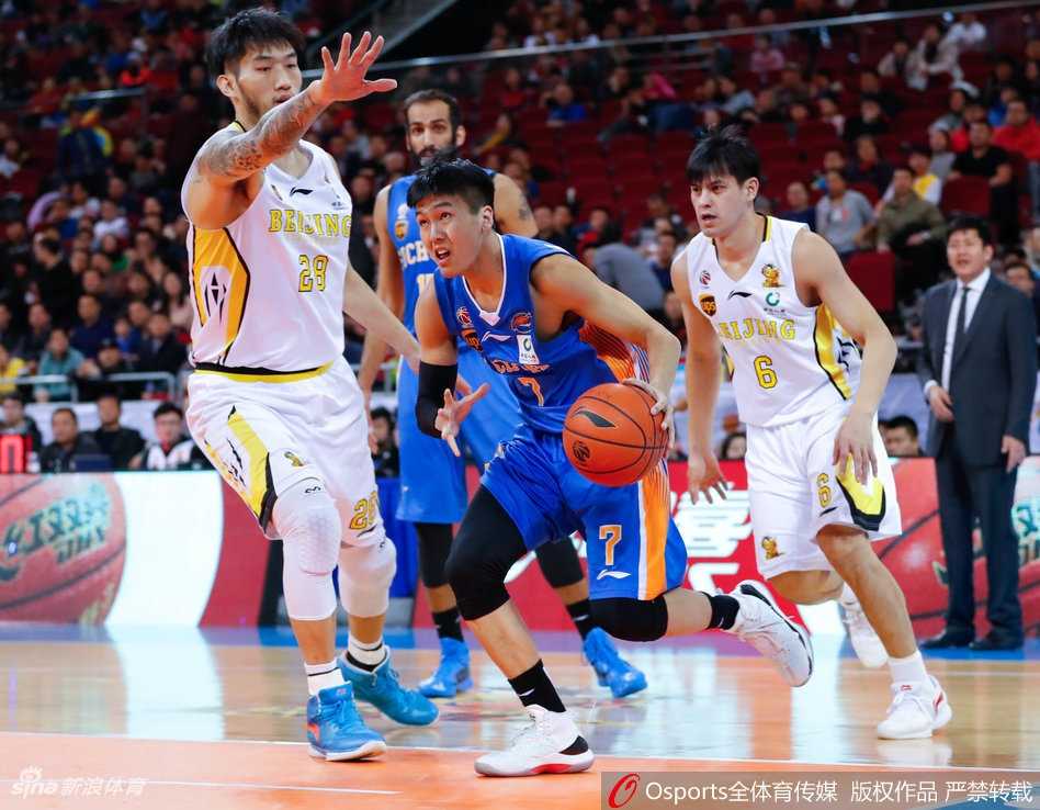 兰多夫狂砍五十二分导演惊天逆转 北控男篮险胜四川保留季后赛希望 四川队的年轻小将黄荣奇持球突破,面对北控高大的内线防守,毫无惧色,展现了初生牛犊不怕虎的朝气。