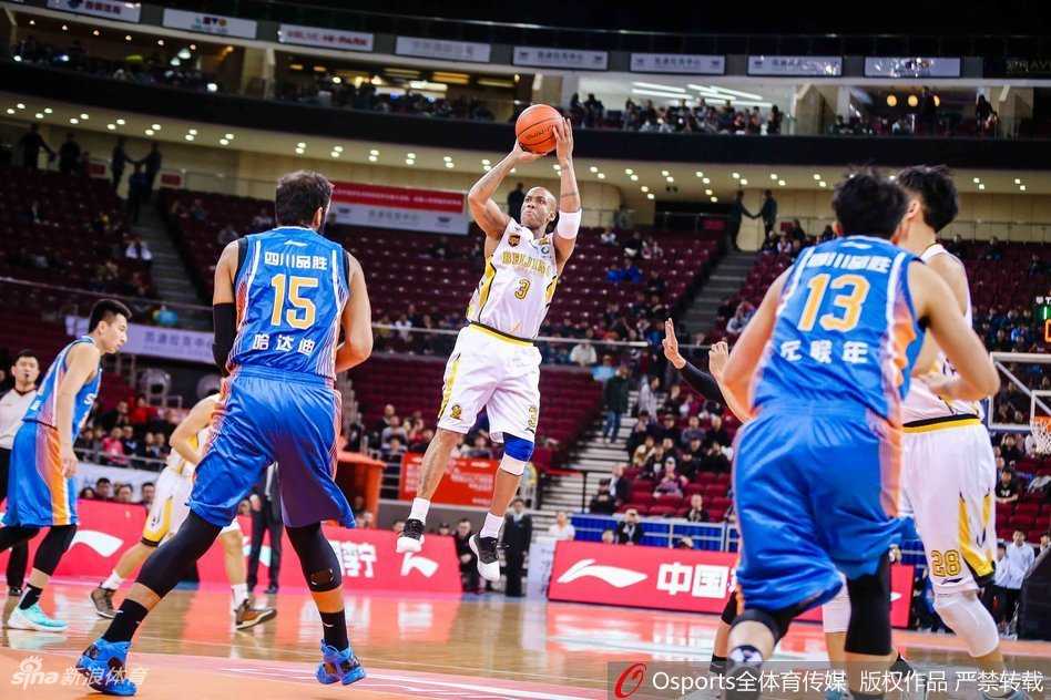 兰多夫狂砍五十二分导演惊天逆转 北控男篮险胜四川保留季后赛希望 北控外援兰多夫在四川队员的层层包夹之下,如同猛虎出笼般强行上篮,眼神里满是对胜利的渴望。