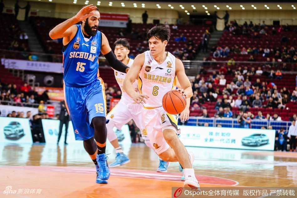 兰多夫狂砍五十二分导演惊天逆转 北控男篮险胜四川保留季后赛希望 四川队外援迪奥古迎着防守人,坚决地出手三分,篮球在空中划出一道美丽的弧线,这是他全场火热手感的最好证明。