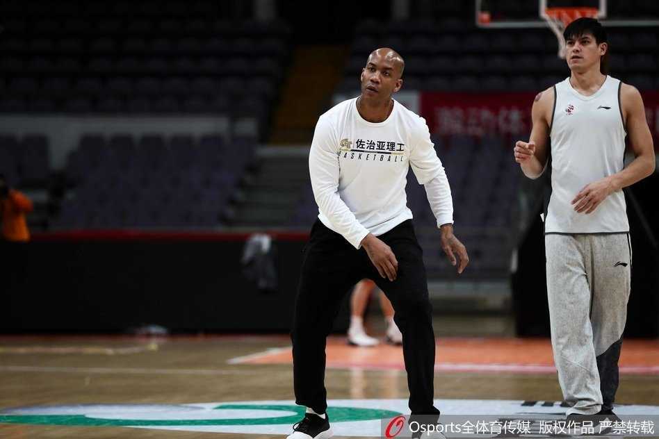 兰多夫赛前意外挂彩,“白魔兽”誓要率北控冲破京城德比 经过简单处理,兰多夫将沾有血迹的纸巾丢进垃圾桶,准备重新投入到高强度的训练中。