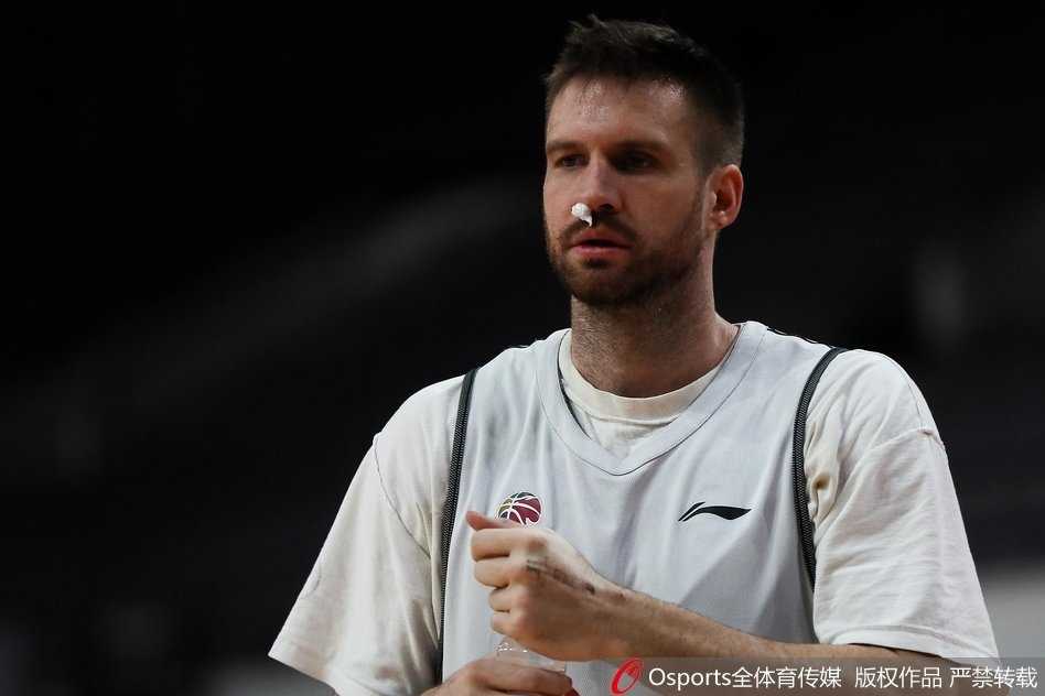 兰多夫赛前意外挂彩,“白魔兽”誓要率北控冲破京城德比 防守端同样卖力,兰多夫高高跃起干扰对手投篮,他的长臂和出色的弹跳是北控内线的一道大闸。