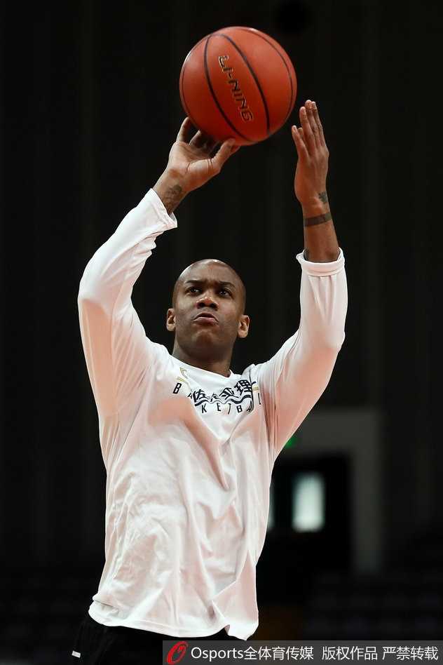 兰多夫赛前意外挂彩,“白魔兽”誓要率北控冲破京城德比 硬汉兰多夫在训练中不慎挂彩,他用纸巾轻轻捂住鼻子,眼神依旧专注地盯着球场方向。