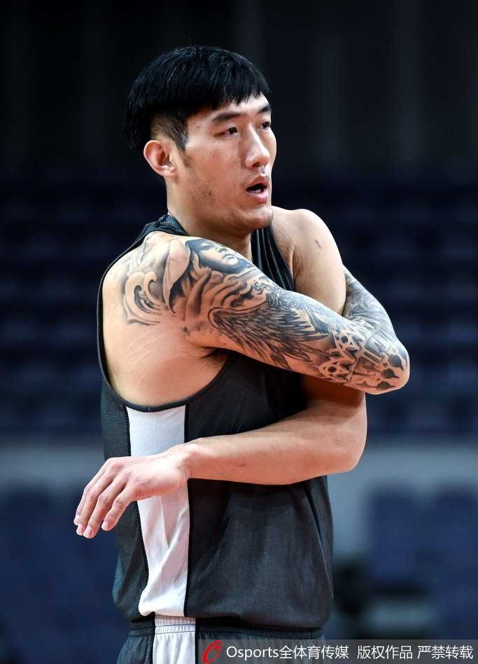 兰多夫领衔篮球场上的“广播体操” 北控男篮备战趣事多 老马持球突破,眼神犀利,尽管训练服已被汗水浸透,依然在认真进行运球练习。