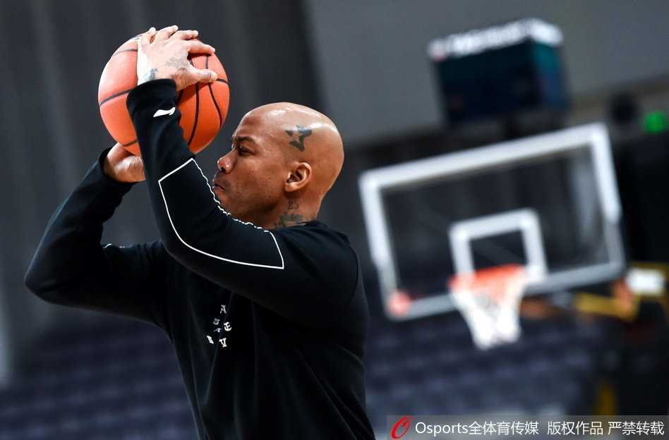 兰多夫领衔篮球场上的“广播体操” 北控男篮备战趣事多 兰多夫在训练中伸展长臂,动作幅度夸张好似正在做伸展运动,引得场边队友纷纷侧目。