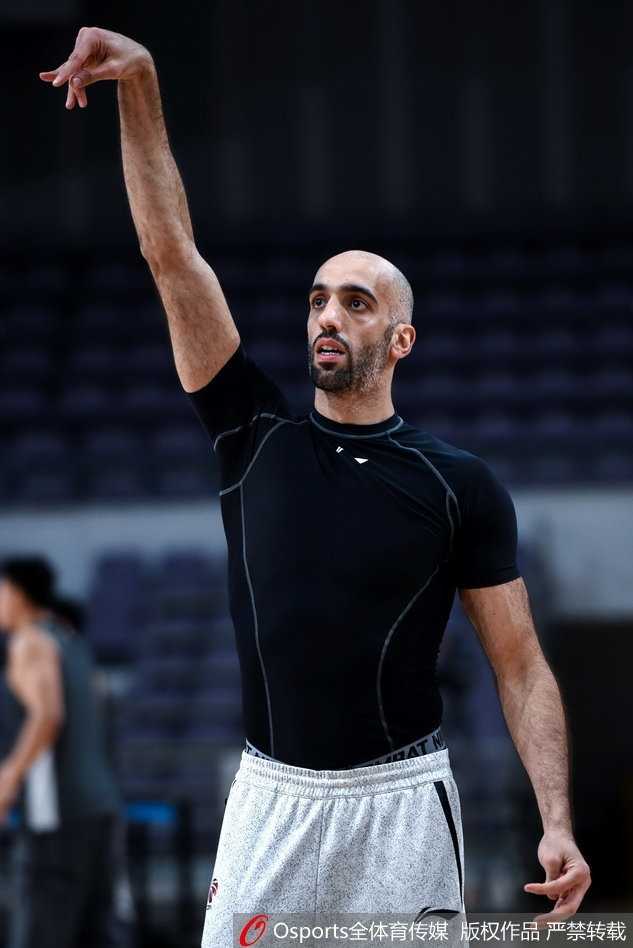 兰多夫领衔篮球场上的“广播体操” 北控男篮备战趣事多 阿巴斯快攻中运球推进,眼神专注,他的速度优势在这一刻展现得淋漓尽致。