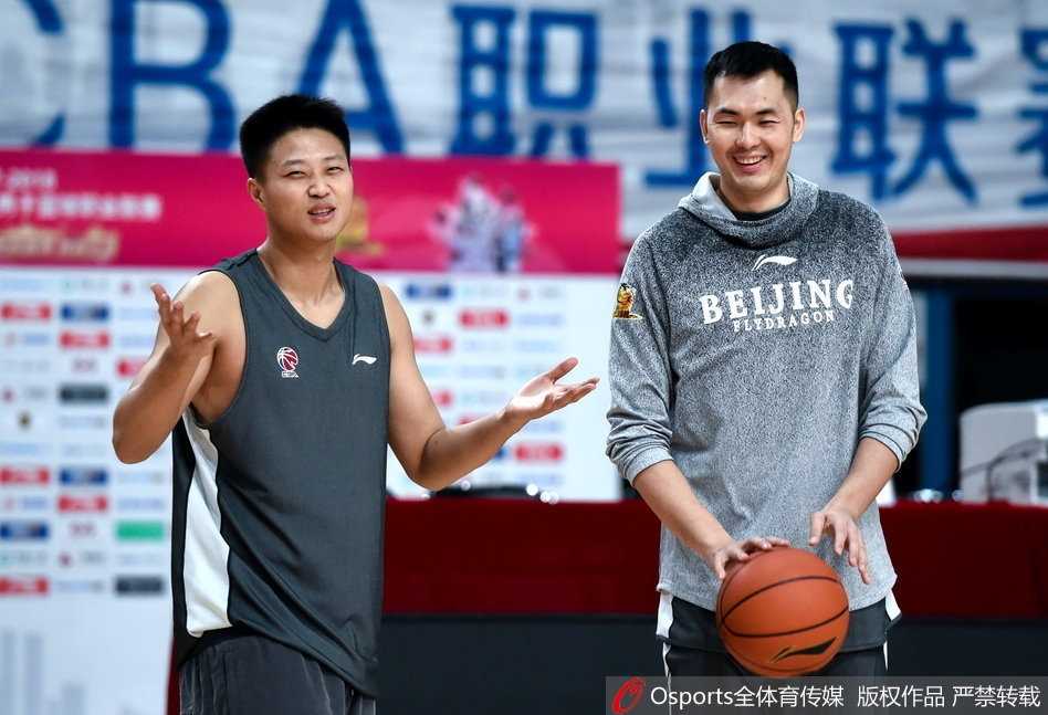 兰多夫领衔篮球场上的“广播体操” 北控男篮备战趣事多 北控全队围成一圈听教练布置战术,马布里双手叉腰站在中央,领袖气质尽显。