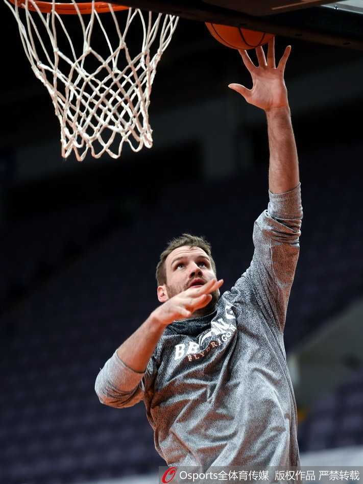 兰多夫领衔篮球场上的“广播体操” 北控男篮备战趣事多 兰多夫低位单打,肌肉线条分明,他正用身体卡住防守球员,准备完成一次篮下强攻。