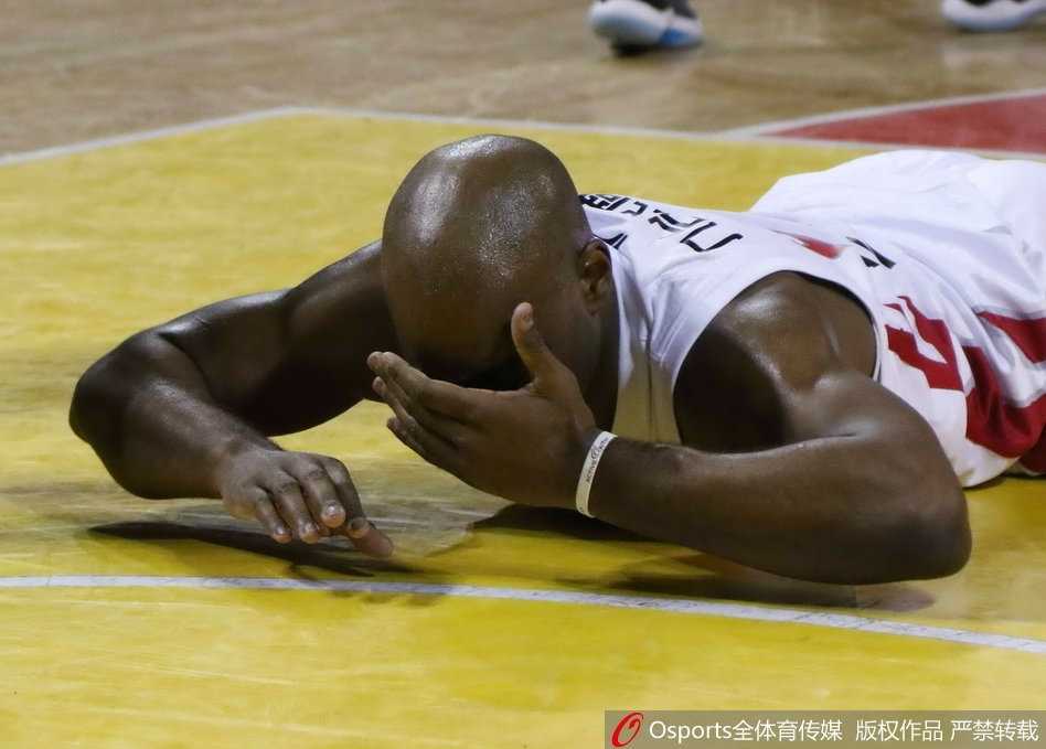 比赛胜利后，兰德里与队友激情撞胸庆祝，脸上洋溢着胜利的喜悦，完全不见刚刚受伤时的痛苦，硬汉本色尽显无疑