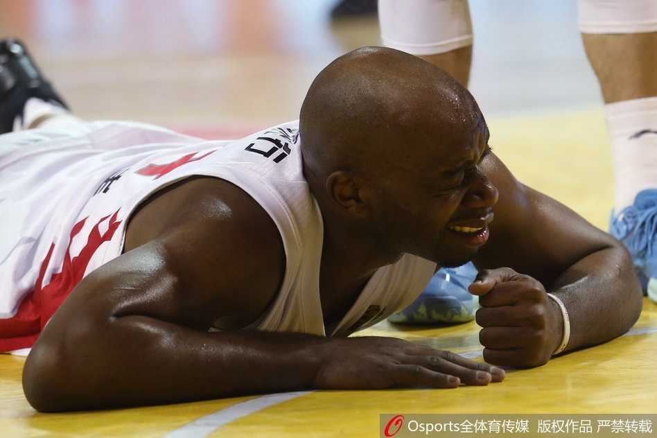 兰德里在队友的搀扶下缓缓起身，眼神中带着一丝迷茫与不屈，他努力眨着眼睛，试图找回那枚不知掉落在何处的隐形眼镜