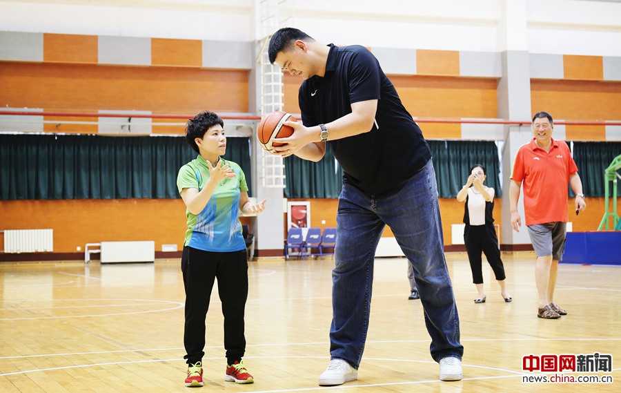 共享健康与残运梦想 张海迪姚明邓亚萍陪残疾人朋友乐享健身周 活动结束后大家聚在一起合影留念,张海迪、姚明、邓亚萍被一群笑容灿烂的残疾人运动员簇拥着,镜头定格了那一刻的亲密无间和满满的正能量