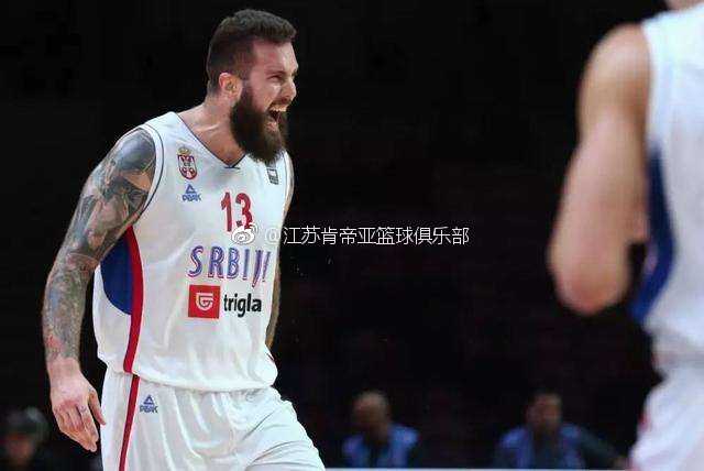 内援强援齐补位,江苏肯帝亚筑牢内线新长城 拉杜利察在训练中神情专注,强壮的身体犹如一尊移动的铁塔,彰显欧洲内线的扎实功底。