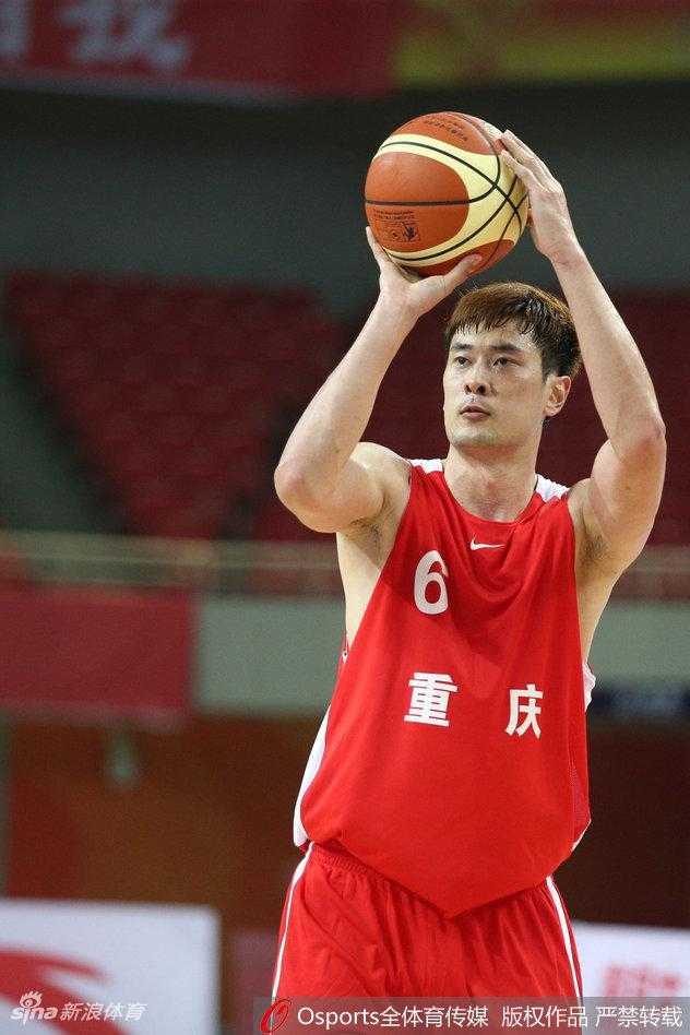 内线争锋与反击号角:全运会男篮预赛激战正酣 重庆队外线射手觅得良机,高高跃起出手远投,皮球划出一道完美弧线直奔篮筐