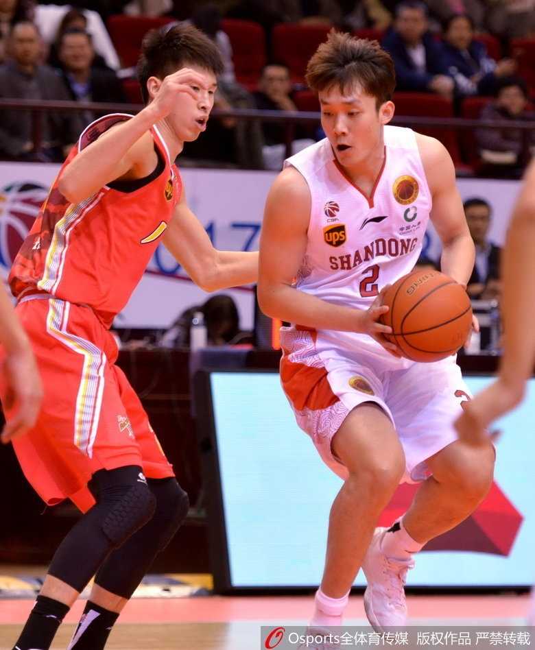 内线双塔联手发威,山东高速主场大胜八一送对手十三连败 丁彦雨航在罚球线上稳稳出手,篮球划过一道完美的弧线空心入网,全场球迷为他响起了震耳欲聋的MVP呼声。