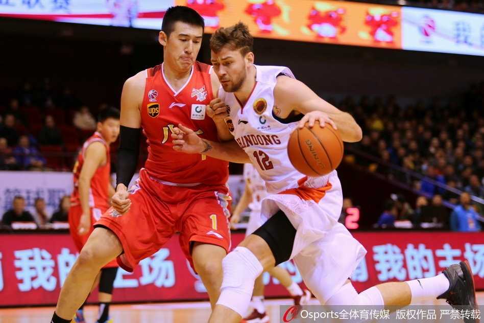 内线双塔联手发威,山东高速主场大胜八一送对手十三连败 丁彦雨航抢断成功后发动闪电快攻,他如一道白色闪电划过球场,面对空篮轻松完成双手暴扣。