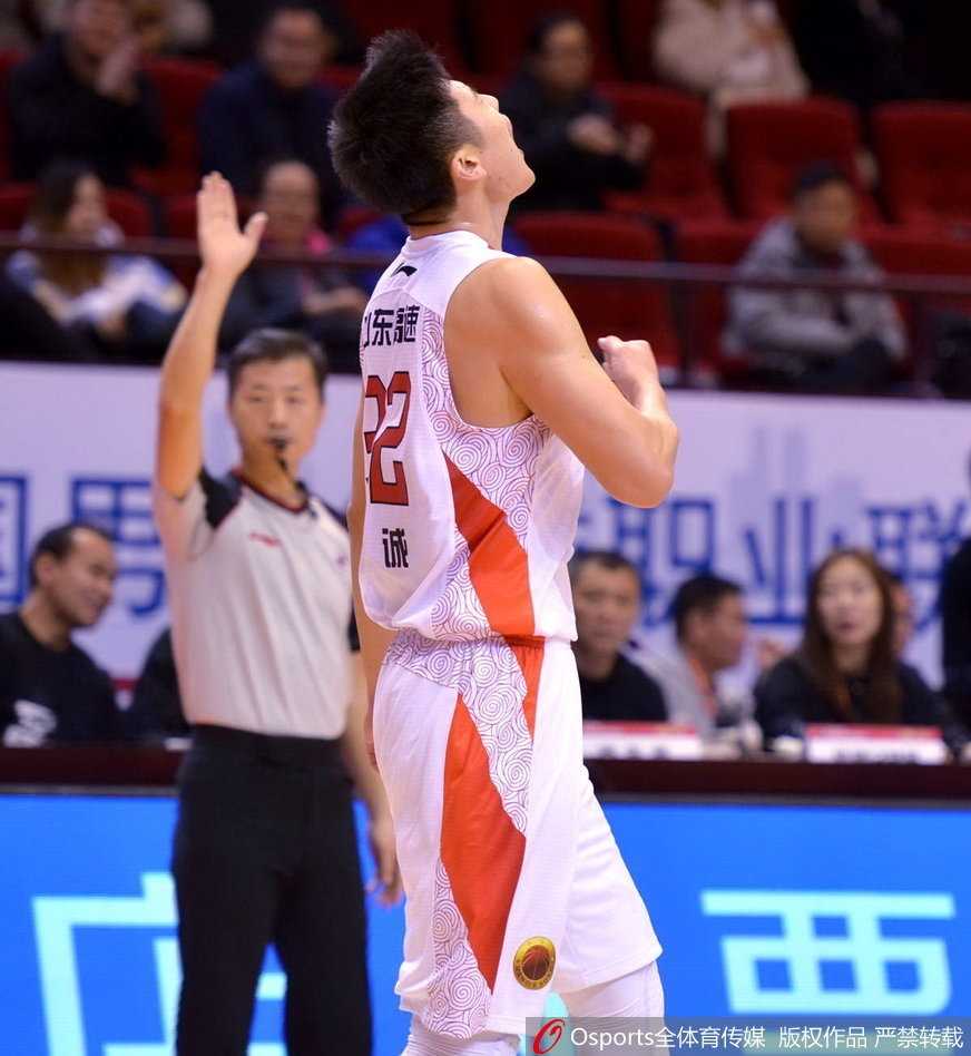 内线双塔联手发威,山东高速主场大胜八一送对手十三连败 吴轲在篮下卡住防守球员,强硬地摘下前场篮板,随即在对方头顶完成二次进攻,打进关键一球。