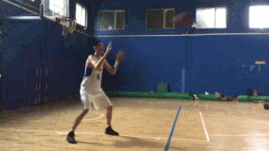 内线脚步秘籍:巧用虚实变幻,称霸禁区得分如探囊取物 他利用身体力量顶住防守球员,随即一个迅猛的回拉脚步,瞬间拉开一个身位的距离,从容起身跳投,篮球空心入网。