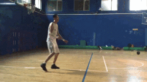 内线脚步秘籍:巧用虚实变幻,称霸禁区得分如探囊取物 他先是向底线方向虚晃一枪,骗得防守人重心偏移,随即迅速向上线转身,后仰跳投,篮球划出一道美妙的弧线坠入网窝。