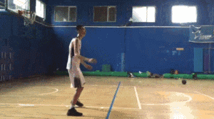 内线脚步秘籍:巧用虚实变幻,称霸禁区得分如探囊取物 背对篮筐的他,一个敏捷的后转身直接将防守者挡在身后,如同泥鳅一般滑入篮下,轻柔地勾手命中,动作行云流水。