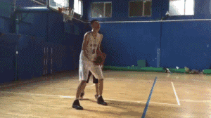 内线脚步艺术:从扎实基本功到篮下梦幻舞步 他利用身体靠住防守,突然一个灵巧的前转身切入篮下,面对补防,他再次起跳,在空中与对手发生对抗后,依然稳稳地将球放进篮筐,展现了内线球员应有的强硬与技巧。